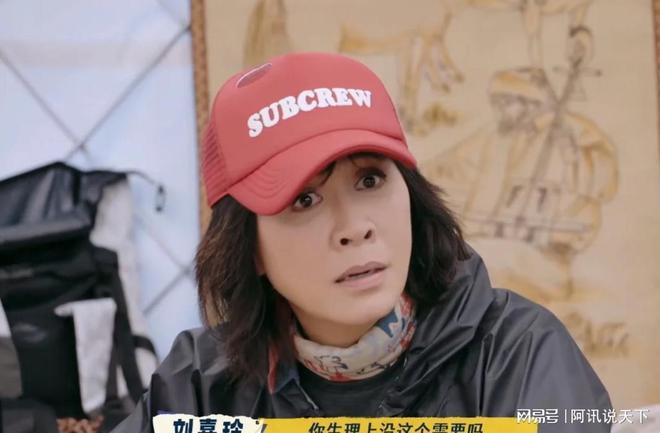 演员柯淳被偶遇戴金链子穿人字拖一头黄毛表情不屑好“社会”(图5)