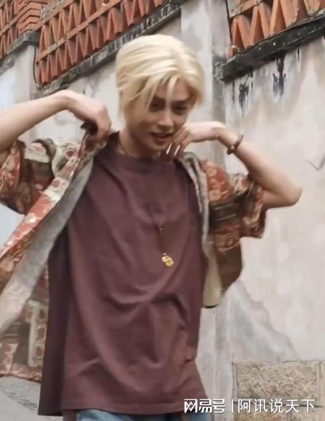 演员柯淳被偶遇戴金链子穿人字拖一头黄毛表情不屑好“社会”(图12)