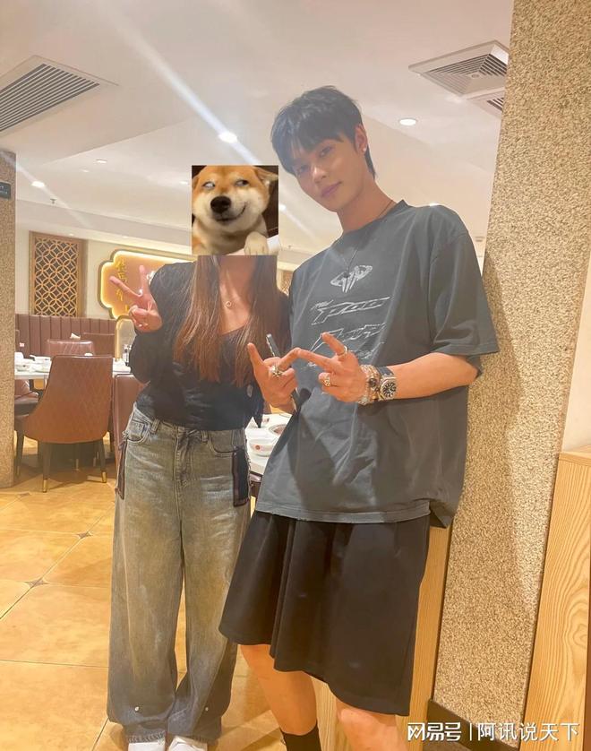 演员柯淳被偶遇戴金链子穿人字拖一头黄毛表情不屑好“社会”(图6)