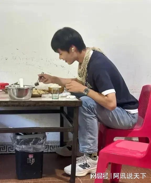 演员柯淳被偶遇戴金链子穿人字拖一头黄毛表情不屑好“社会”(图14)