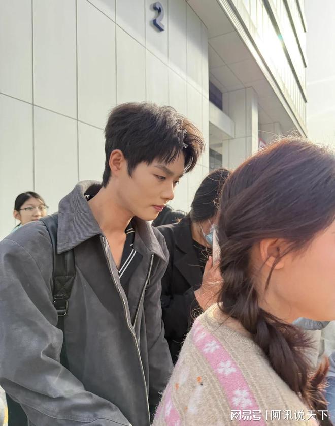 演员柯淳被偶遇戴金链子穿人字拖一头黄毛表情不屑好“社会”(图7)