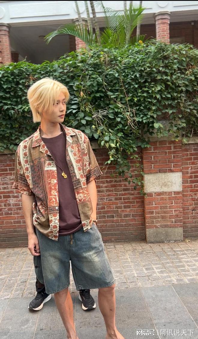 演员柯淳被偶遇戴金链子穿人字拖一头黄毛表情不屑好“社会”(图11)