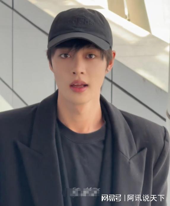 演员柯淳被偶遇戴金链子穿人字拖一头黄毛表情不屑好“社会”(图8)