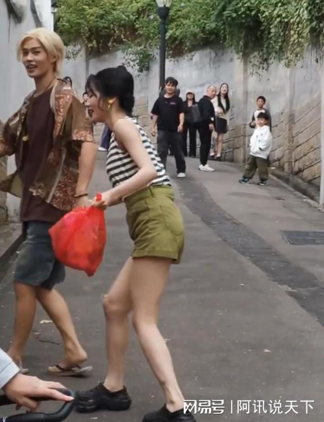 演员柯淳被偶遇戴金链子穿人字拖一头黄毛表情不屑好“社会”(图13)