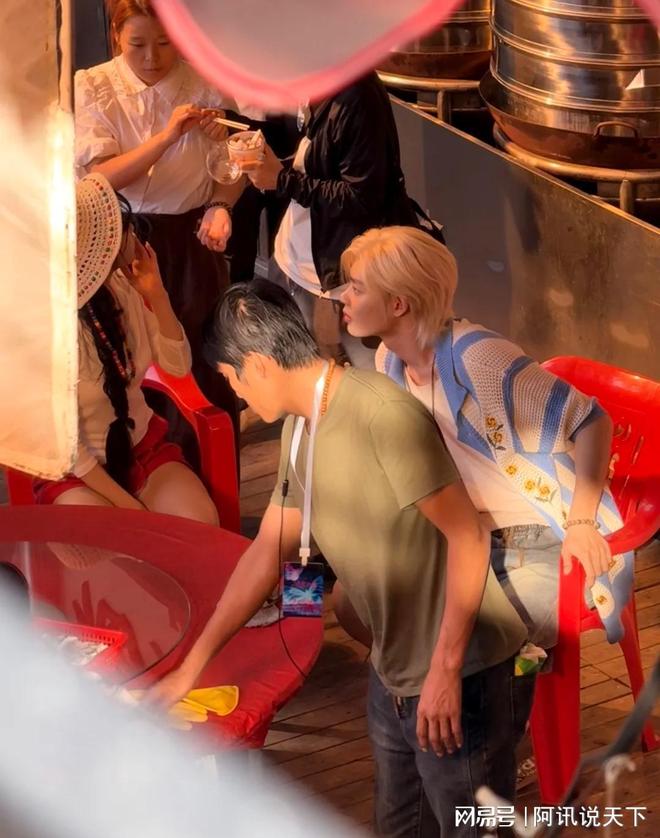 演员柯淳被偶遇戴金链子穿人字拖一头黄毛表情不屑好“社会”(图9)