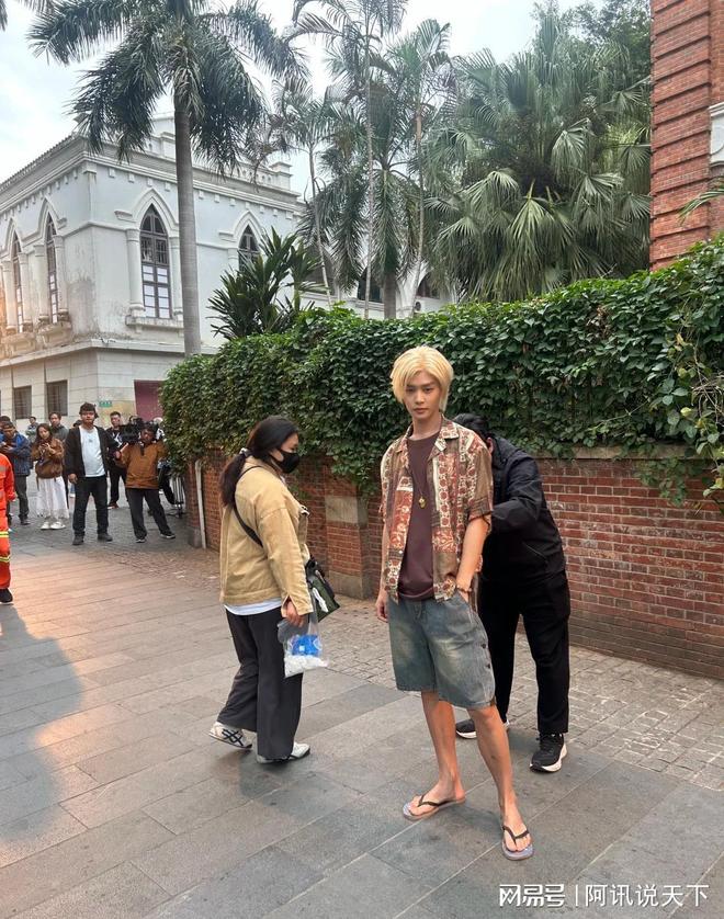 演员柯淳被偶遇戴金链子穿人字拖一头黄毛表情不屑好“社会”(图10)