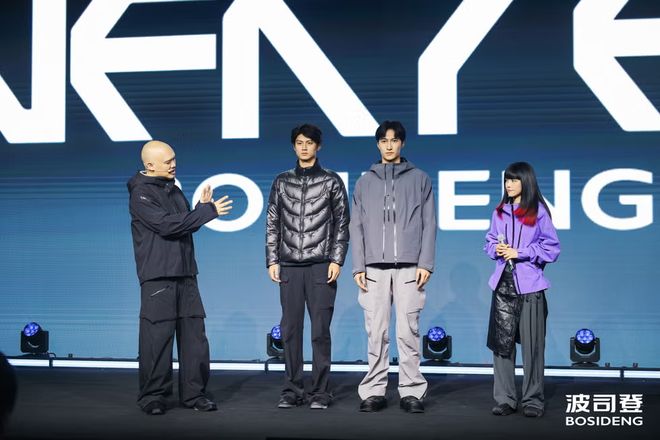 九游体育：每天被死沉羽绒服压得肩膀疼穿上于适同款感觉上班都没那么沉重了(图8)