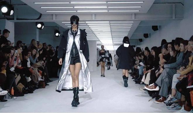 九游体育：每天被死沉羽绒服压得肩膀疼穿上于适同款感觉上班都没那么沉重了(图10)