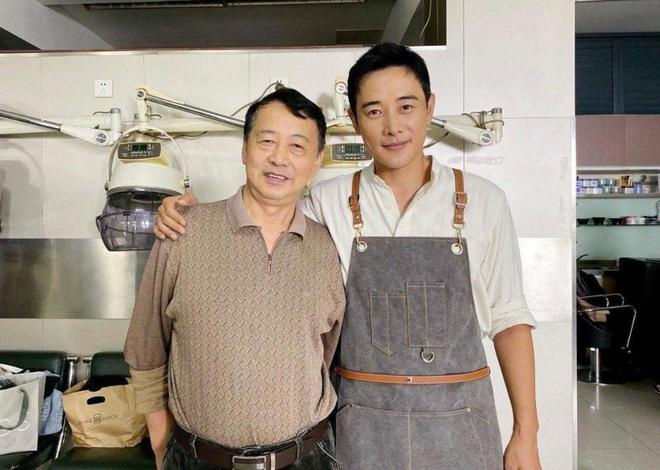 罗晋父亲去世曝光更多细节：去世后他抱着父亲鞋子在楼道坐了一晚(图6)