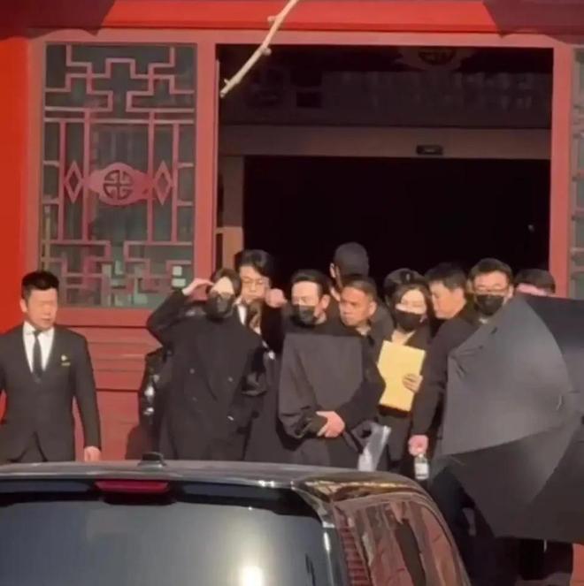 罗晋父亲去世曝光更多细节：去世后他抱着父亲鞋子在楼道坐了一晚(图3)