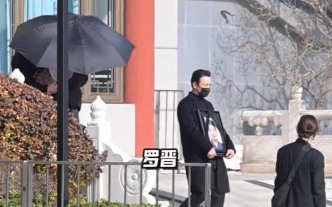 罗晋父亲去世曝光更多细节：去世后他抱着父亲鞋子在楼道坐了一晚(图1)