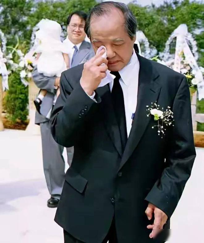 九游体育网站：诺贝尔奖得主的独白四十六年守望难掩遗憾合葬碑文暗藏深情(图4)