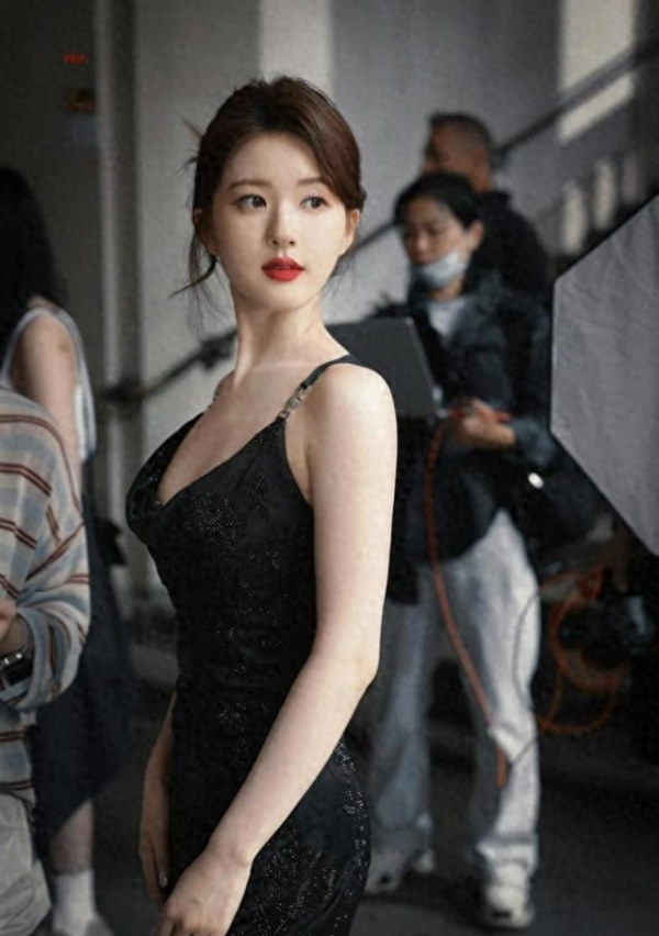 赵露思黑色贴身裙展现丰满身材(图1)