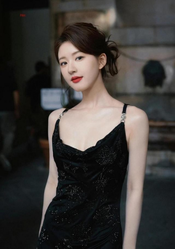 赵露思黑色贴身裙展现丰满身材(图2)