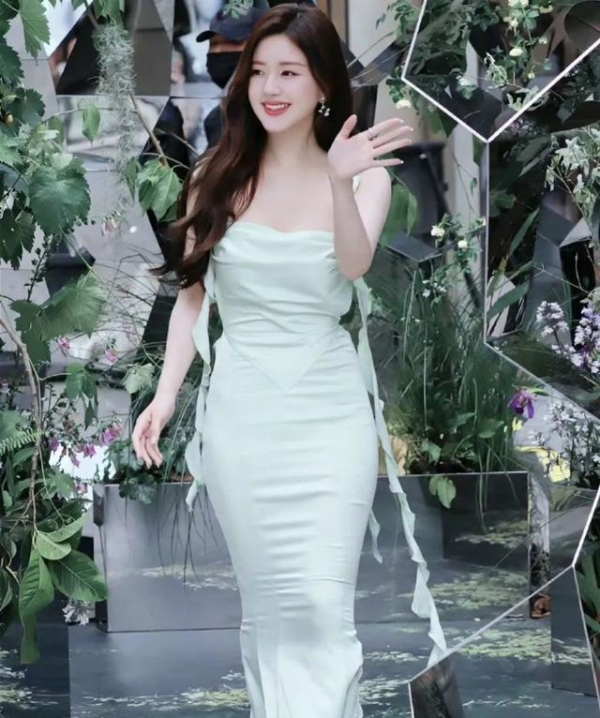 赵露思黑色贴身裙展现丰满身材(图7)