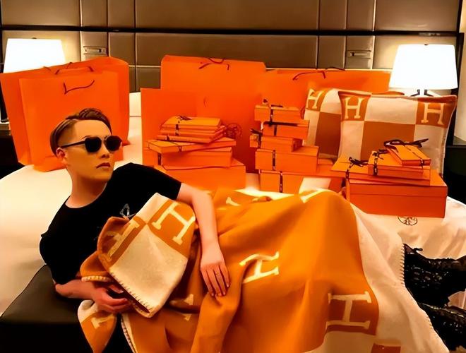 人民日报怒批炫富偷税749万跑国外现在又来“割内地韭菜”(图6)