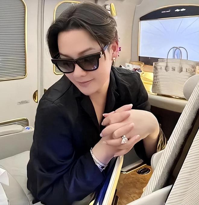 人民日报怒批炫富偷税749万跑国外现在又来“割内地韭菜”(图17)