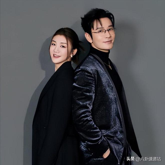 一家出了两霸总！陈梦穿黑西装太酷黄晓明戴眼镜穿正装像睡衣(图3)