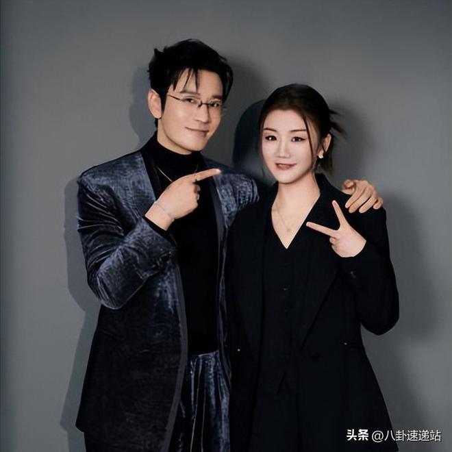 一家出了两霸总！陈梦穿黑西装太酷黄晓明戴眼镜穿正装像睡衣(图2)