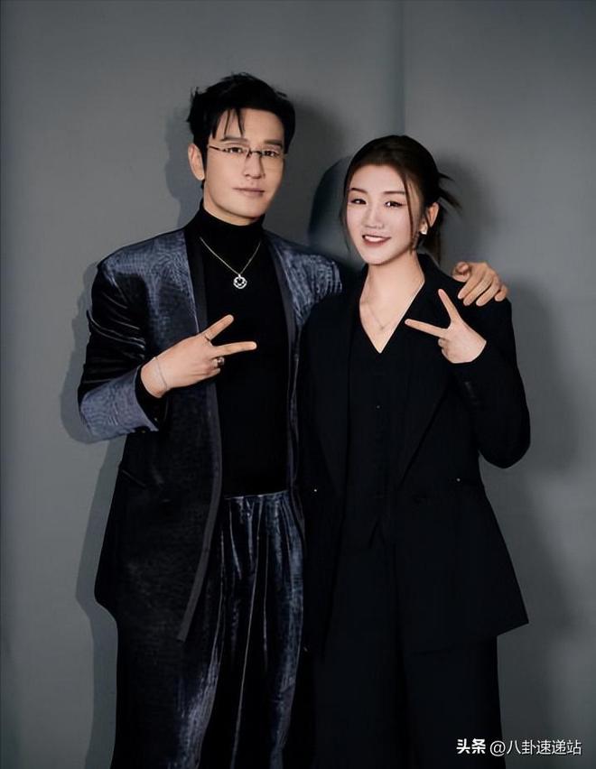 一家出了两霸总！陈梦穿黑西装太酷黄晓明戴眼镜穿正装像睡衣(图6)