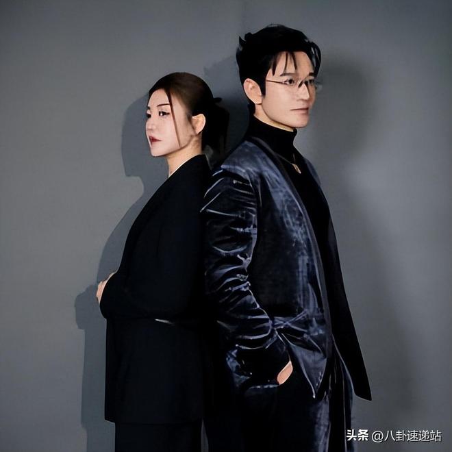 一家出了两霸总！陈梦穿黑西装太酷黄晓明戴眼镜穿正装像睡衣(图4)