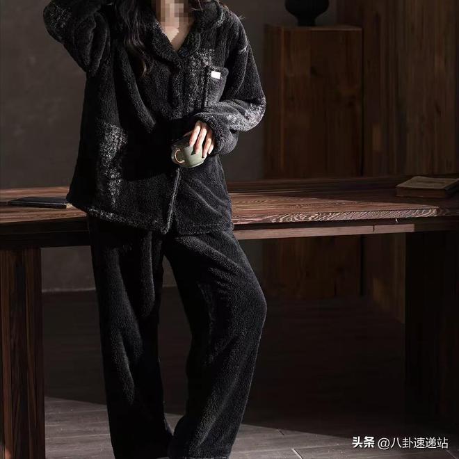 一家出了两霸总！陈梦穿黑西装太酷黄晓明戴眼镜穿正装像睡衣(图5)