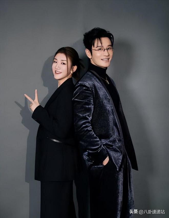 一家出了两霸总！陈梦穿黑西装太酷黄晓明戴眼镜穿正装像睡衣(图9)