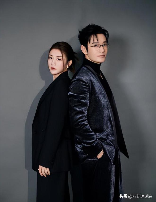 一家出了两霸总！陈梦穿黑西装太酷黄晓明戴眼镜穿正装像睡衣(图8)
