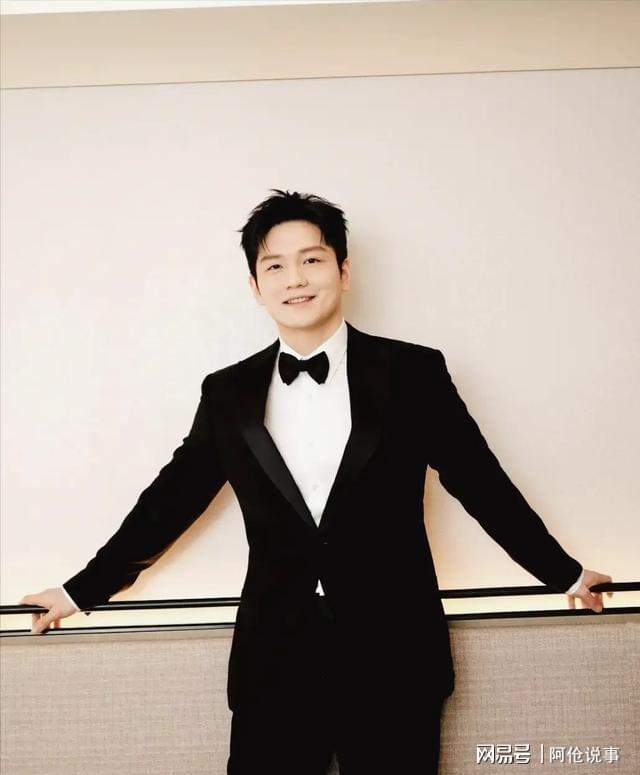 九游体育：不止赛场能打！樊振东6套西装造型穿搭里的少年感与沉稳太绝(图2)