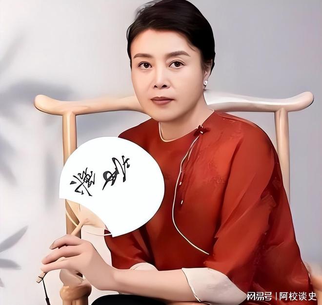 65岁丁嘉丽现状：比剧里年轻很多女儿是知名演员儿子是导演(图1)