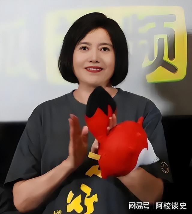 65岁丁嘉丽现状：比剧里年轻很多女儿是知名演员儿子是导演(图12)
