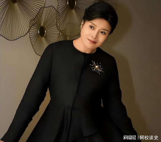 65岁丁嘉丽现状：比剧里年轻很多女儿是知名演员儿子是导演(图8)