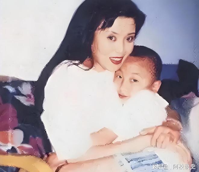 65岁丁嘉丽现状：比剧里年轻很多女儿是知名演员儿子是导演(图7)