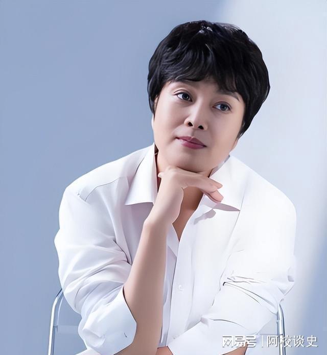 65岁丁嘉丽现状：比剧里年轻很多女儿是知名演员儿子是导演(图5)