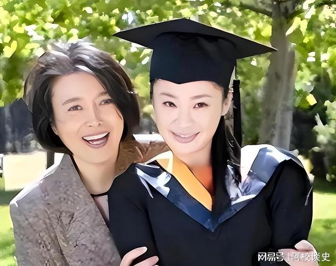 65岁丁嘉丽现状：比剧里年轻很多女儿是知名演员儿子是导演(图10)