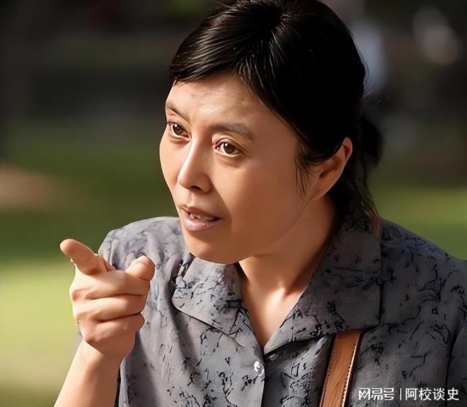 65岁丁嘉丽现状：比剧里年轻很多女儿是知名演员儿子是导演(图3)