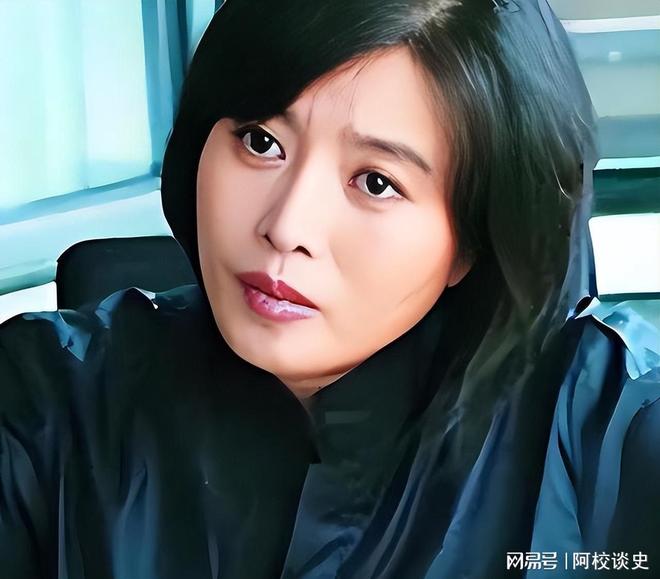 65岁丁嘉丽现状：比剧里年轻很多女儿是知名演员儿子是导演(图4)