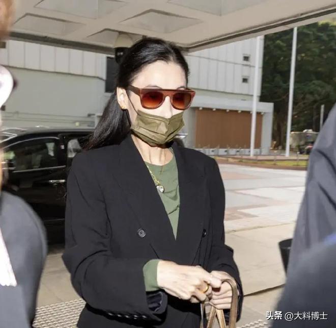 九游体育网站：张柏芝被诉涉案4000万戴口罩墨镜现身法庭对方指控她忘恩负义(图5)