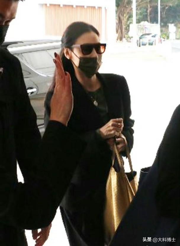 九游体育网站：张柏芝被诉涉案4000万戴口罩墨镜现身法庭对方指控她忘恩负义(图4)