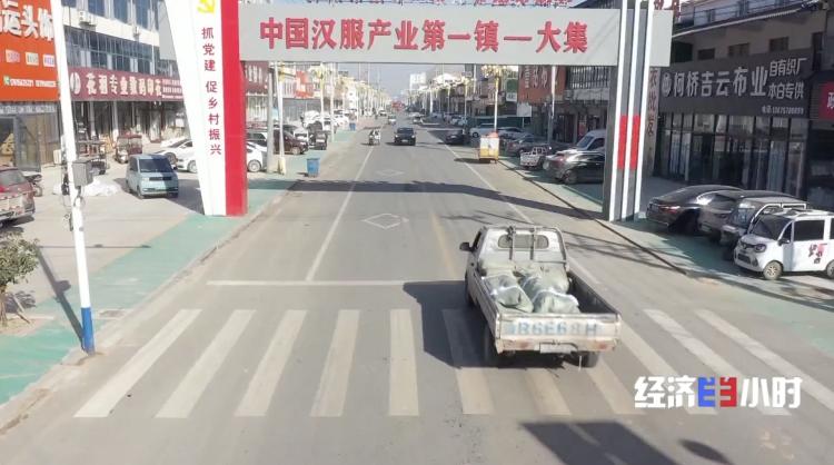 九游体育网站：国潮风起揭秘汉服百亿产业密码_菏泽新闻_大众网(图2)