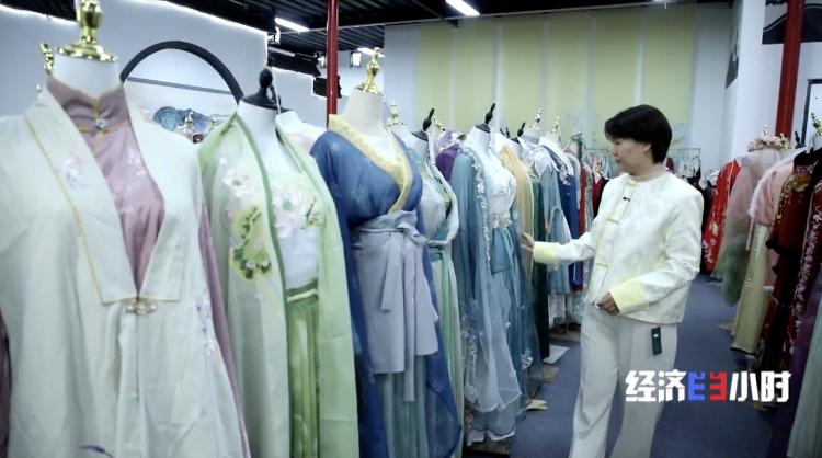 九游体育网站：国潮风起揭秘汉服百亿产业密码_菏泽新闻_大众网(图7)