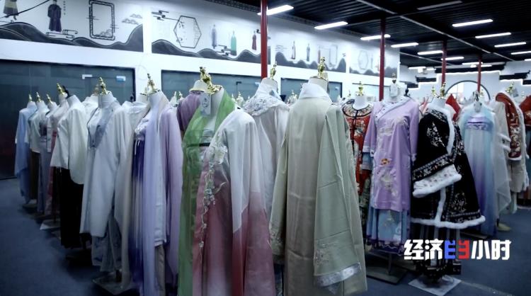 九游体育网站：国潮风起揭秘汉服百亿产业密码_菏泽新闻_大众网(图8)