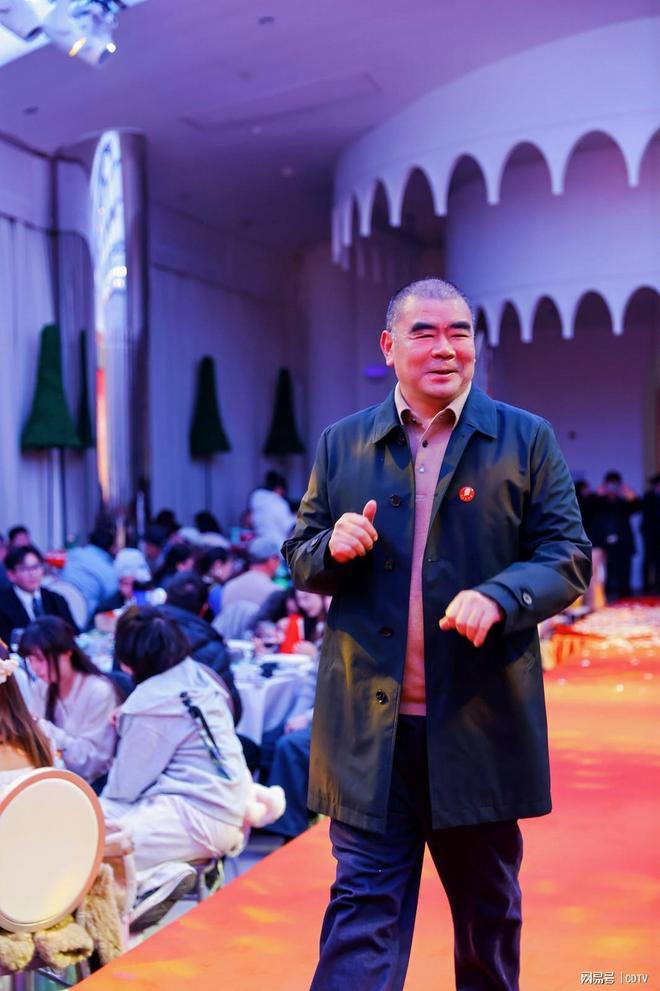 熊猫体育平台：织就牛仔传奇领航产业未来湖北顺富纺织服装有限公司发展纪实(图1)