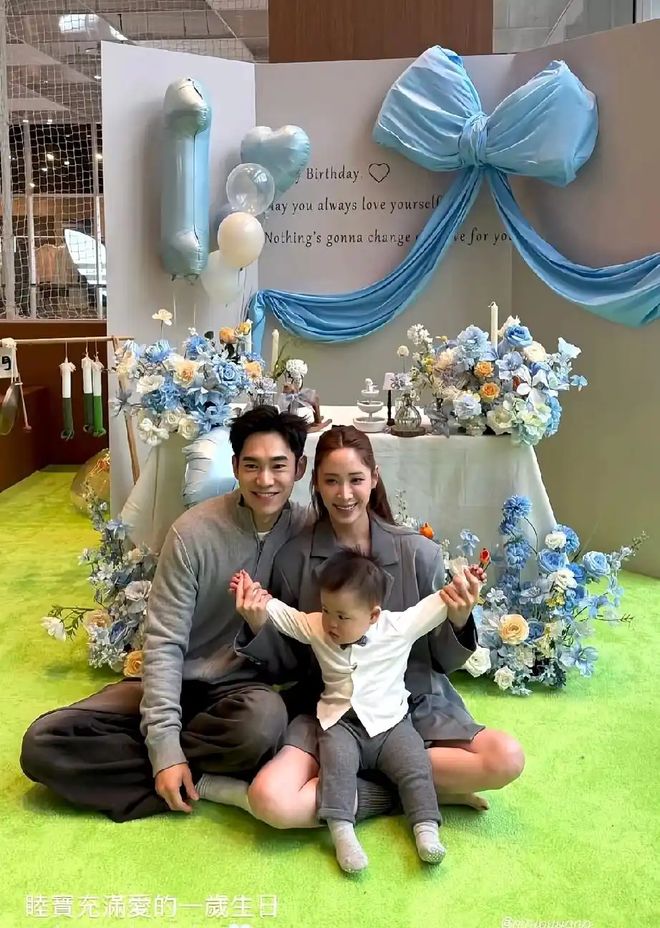 欧阳妮妮儿子周岁宴曝光!宝宝穿小西装虎头虎脑娜娜也在现场(图1)