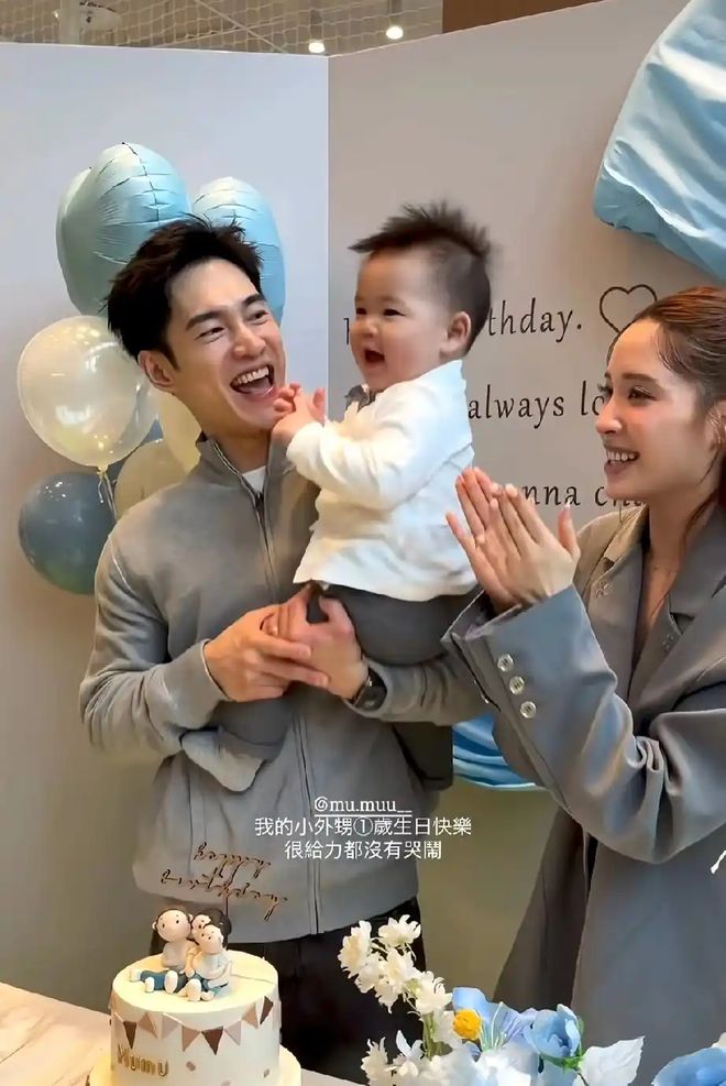 欧阳妮妮儿子周岁宴曝光!宝宝穿小西装虎头虎脑娜娜也在现场(图2)