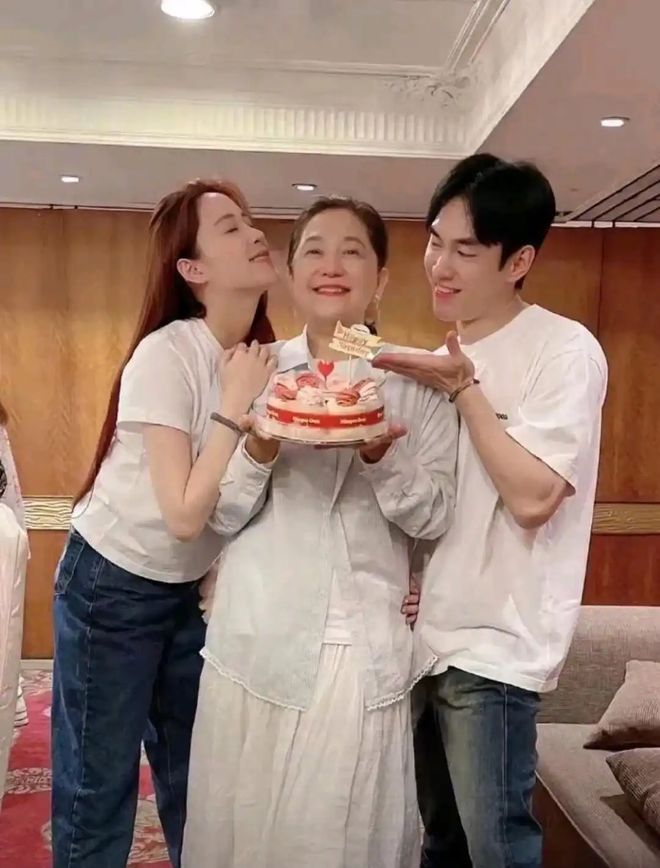 欧阳妮妮儿子周岁宴曝光!宝宝穿小西装虎头虎脑娜娜也在现场(图4)