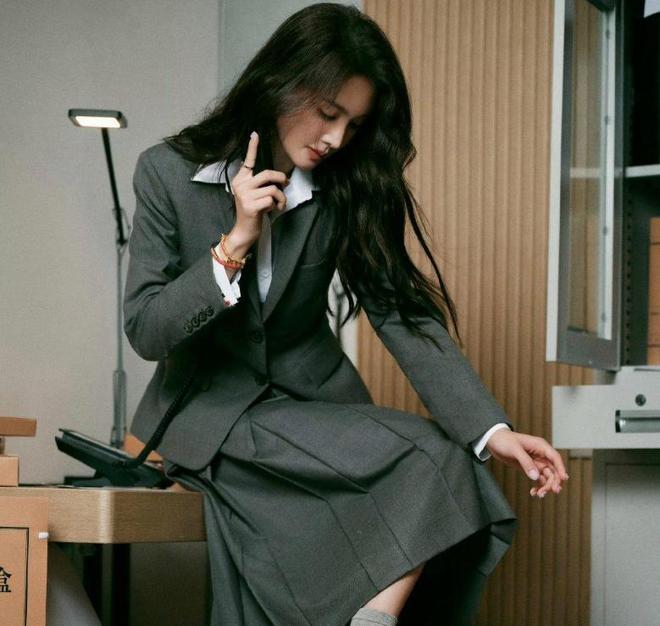 金晨彻底释放女王魅力白色衬衣搭配深灰色西服分外迷人！(图1)