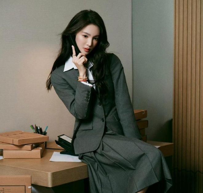 金晨彻底释放女王魅力白色衬衣搭配深灰色西服分外迷人！(图2)