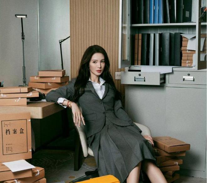 金晨彻底释放女王魅力白色衬衣搭配深灰色西服分外迷人！(图4)