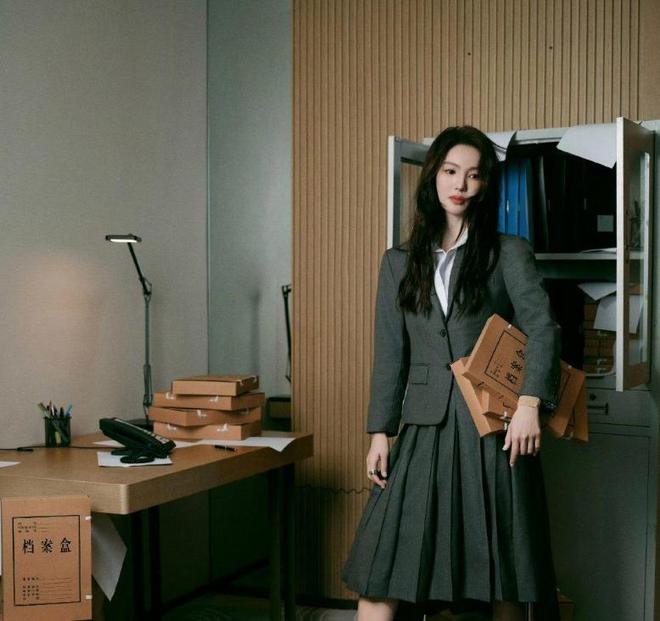 金晨彻底释放女王魅力白色衬衣搭配深灰色西服分外迷人！(图3)